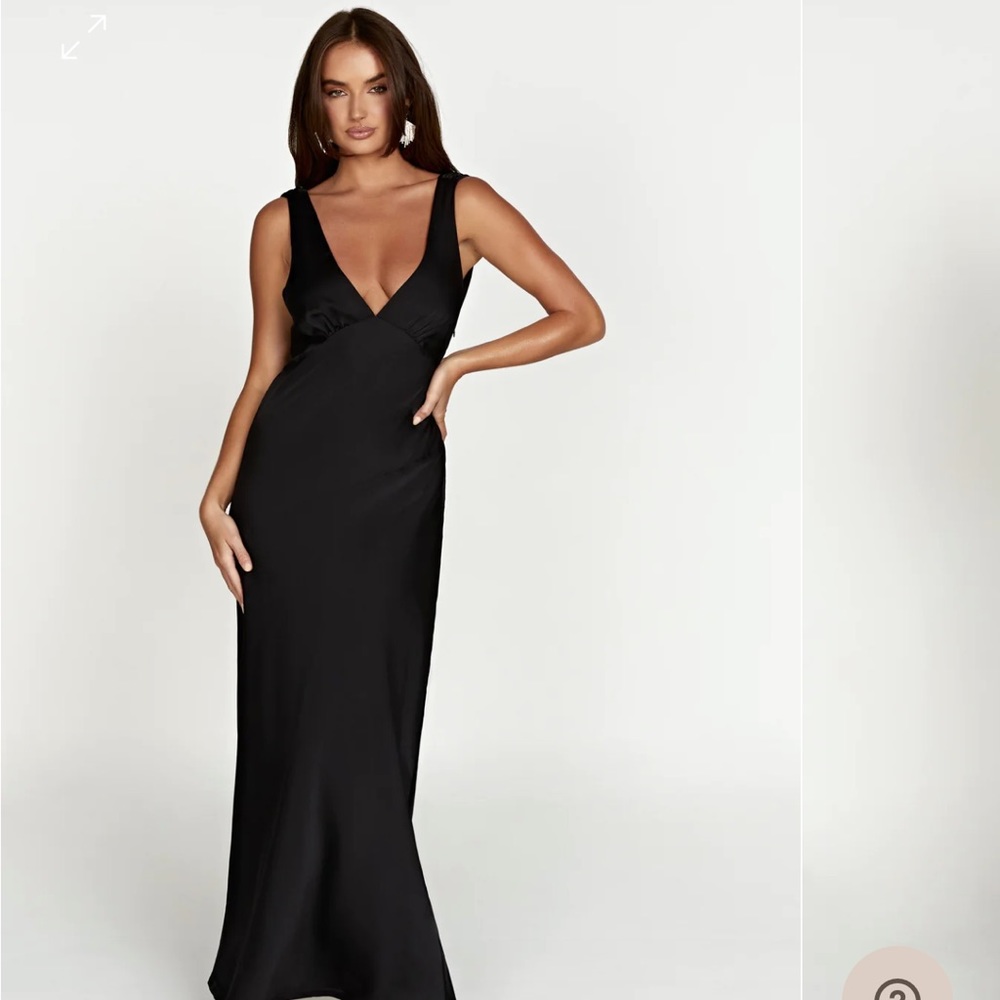 Selling this black dress never worn!